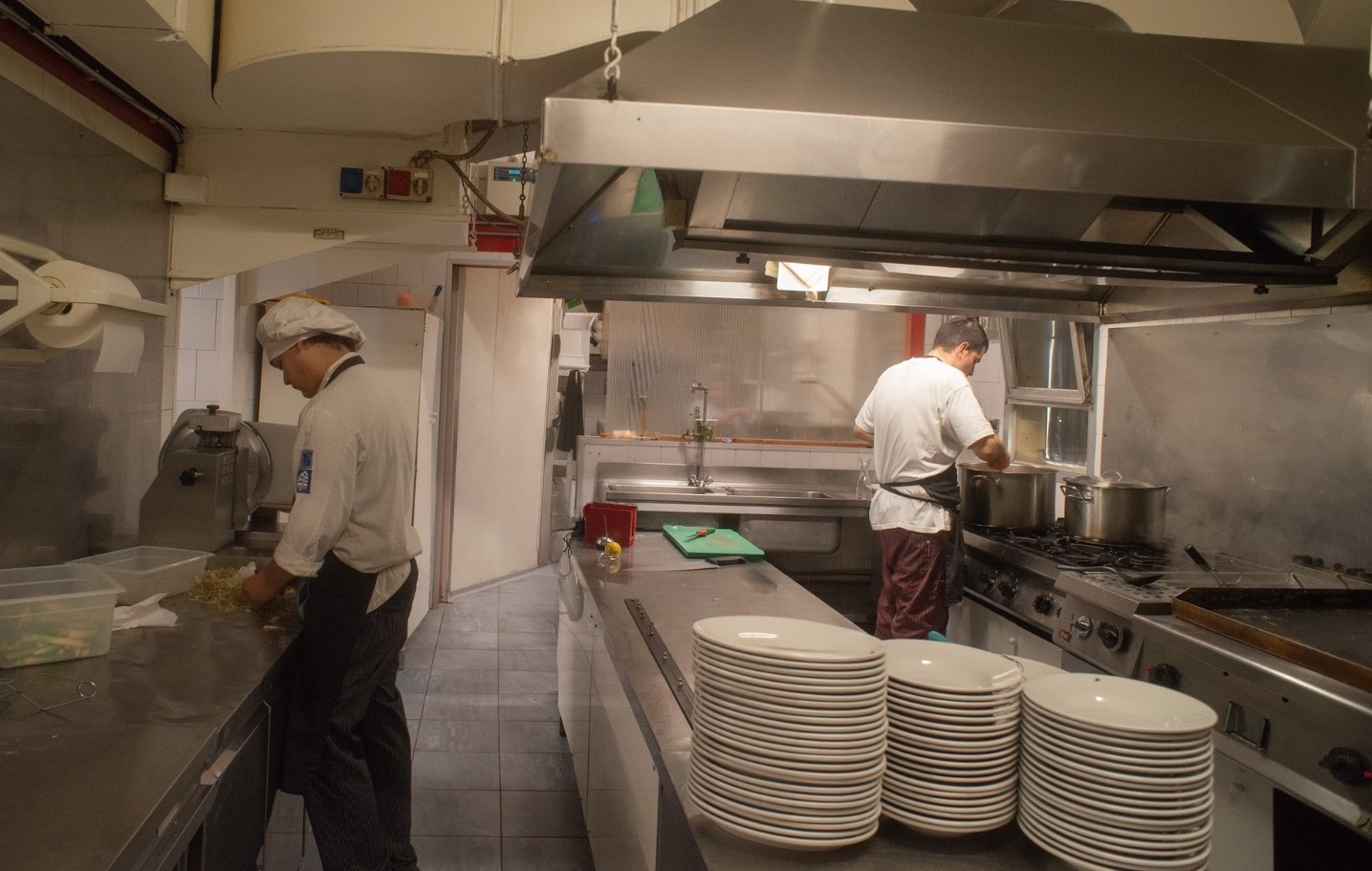 Cucina della trattoria durante la preparazione dei piatti